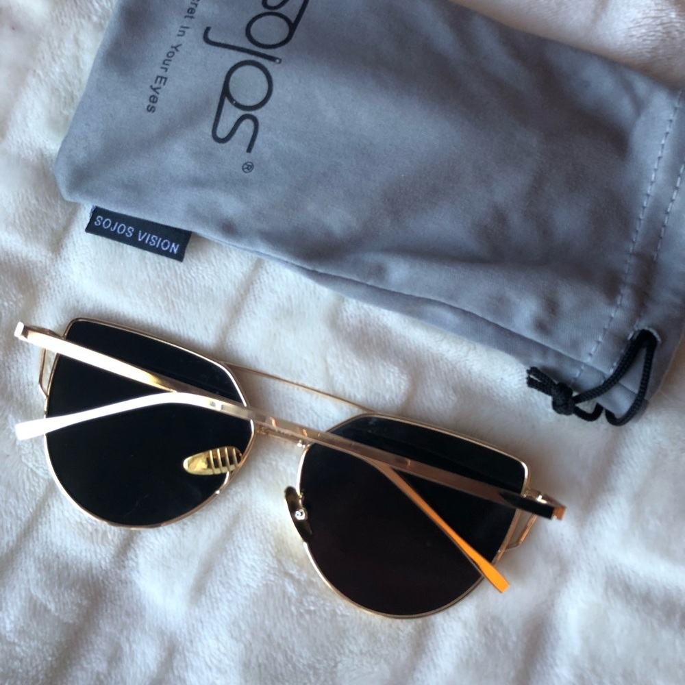 🌿 3/$25 Trendy gold mirror sunglasses - Picture 3 of 3